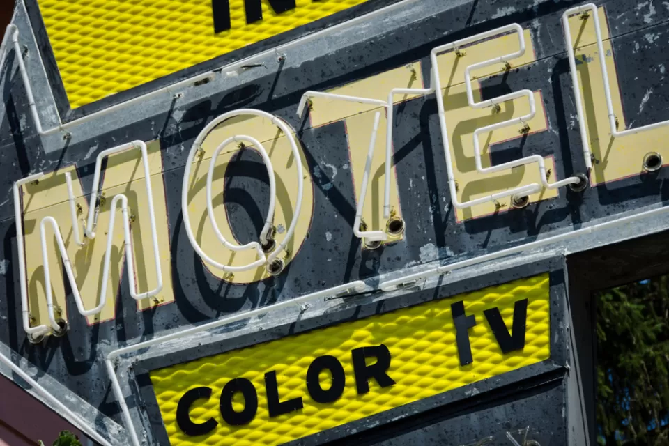 Yellow and black motel sign